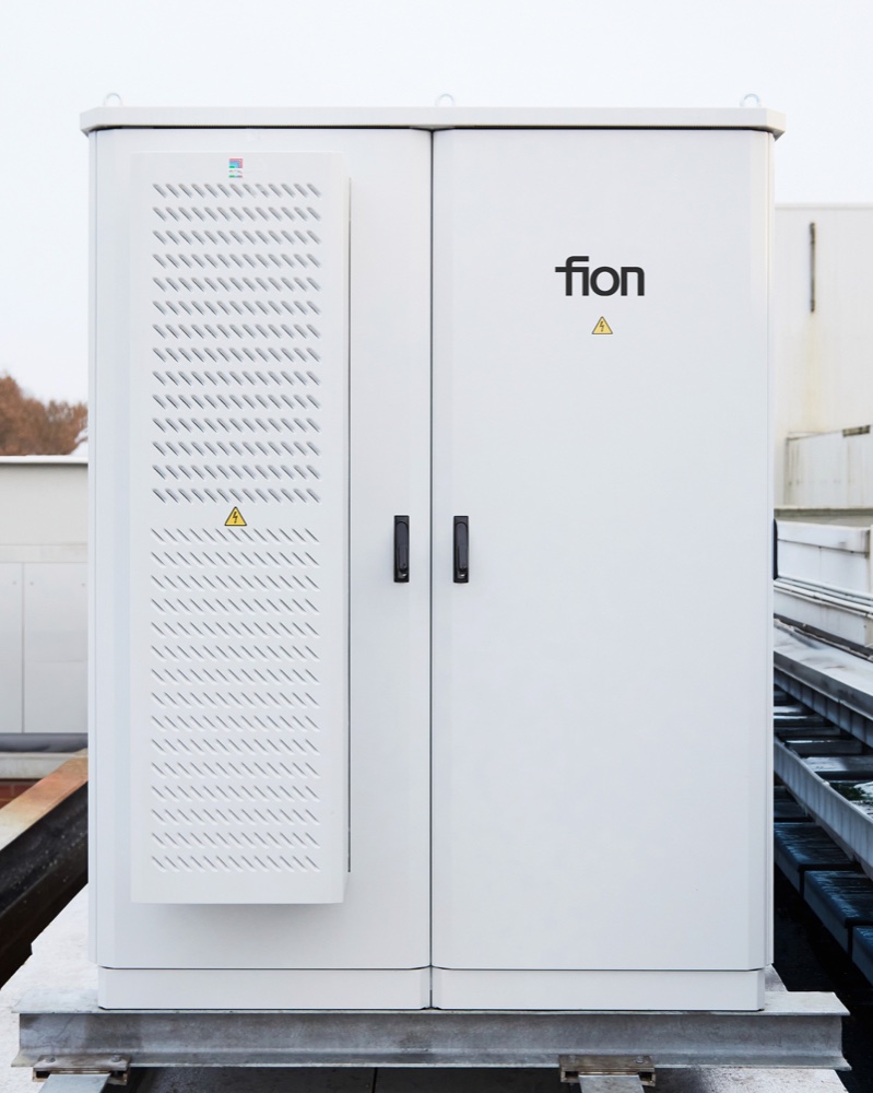 FION Batteriespeicher auf dem Dach eines Kunststoffwerks