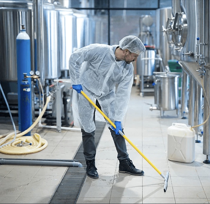 Reinigung einer Produktionsanlage im Lebensmittelbetrieb