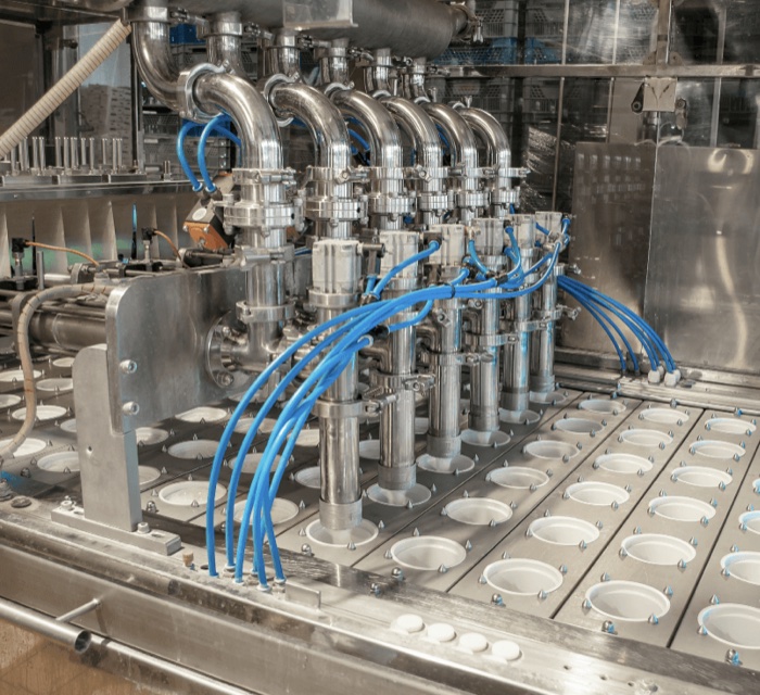 Abfüll- und Verpackungslinie mit Druckluft- und Fördertechnik